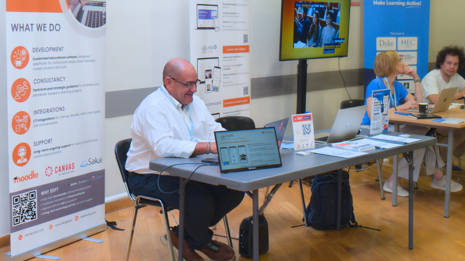 CEO de Entornos de Formación trabajando en el stand de EDF durante el congreso 1EdTech Learning Impact Europe